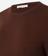 Blusa de manga corta color marrón oscuro, con cuello redondo y diseño de corte regular, confeccionada en tejido texturizado.