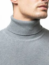 Polera de punto de cuello alto, manga larga y diseño ajustado, confeccionada en tejido de punto con textura acanalada.