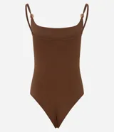 Body femenino ajustado, sin mangas, color verde oliva, con escote cuadrado y breteles finos dobles adornados con piezas decorativas. El tejido es texturizado.