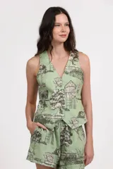 Chaleco verde con estampado de paisaje, escote en V y cierre con botones.