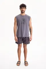 Musculosa de algodón color gris, con cuello redondo y estampa frontal que representa un atardecer con la inscripción "sunrise kingdom".