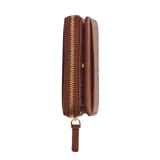 Billetera compacta Marc Jacobs de cuero negro, con cierre perimetral y broche a presión. El interior cuenta con múltiples ranuras para tarjetas y compartimentos para documentos, con herrajes dorados.