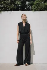 Pantalón de tiro medio, color gris oscuro jaspeado, con cintura elástica interior y pierna ancha.