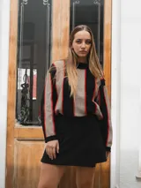 Pollera pantalón de corte recto y diseño minimalista, con cierre lateral y detalle de bolsillo tipo ojal en la parte frontal.