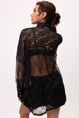 Short negro de tiro alto con cintura elastizada y bolsillos laterales.