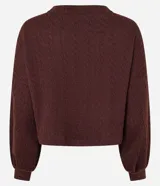 Suéter marrón de punto con textura diferenciada, cuello redondo y mangas abullonadas.