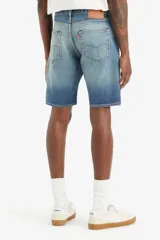 Bermuda de jean de corte recto, color celeste con lavado claro.