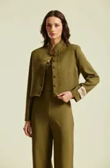 Saco sastrero de mujer Natalia Antolin, color verde militar, con cuello mao, hombros estructurados y detalles de pasamanería bordada en el frente. Cuenta con cierre de botones forrados y parche de la marca en la manga.