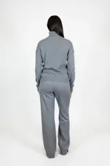 Pantalón tipo palazzo de color gris, confeccionado en tejido suave con cintura elástica y corte amplio que favorece la silueta.