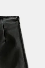 Shorts de tiro alto confeccionados en tejido efecto piel, con cierre lateral mediante cremallera oculta.