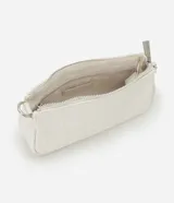 Cartera baguette color marrón con textura croco, asa corta y cadena larga dorada.