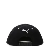 Gorra tipo snapback Puma, con corona negra y visera plana en color beige. Presenta el logo de la marca bordado en el frente en color blanco.