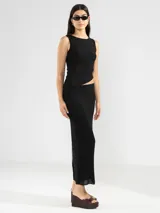 Falda midi marrón con textura plisada y corte recto.