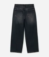 Pantalón de jean Blue Steel con corte super baggy, de tiro alto y pierna ancha. Presenta un lavado azul oscuro con efecto dirty y estonado, además de detalles destroyed y rasgos localizados en las rodillas y muslos.