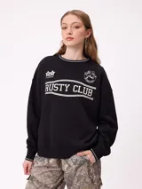 Sweater negro de corte regular con cuello redondo y puños y dobladillo acanalados con detalles de rayas grises. Presenta estampados blancos en el frente con el texto "Rusty Club" y logos de la marca.