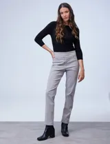 Jegging de algodón elastizado color gris. Tiene pretina ancha elastizada, bolsillos delanteros simulados y bolsillos traseros aplicados.