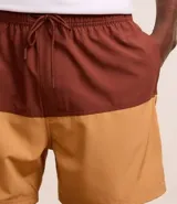 Short de baño de microfibra, de diseño bicolor en tonos marrón y tostado, con cintura elástica, cordón ajustable y bolsillos.