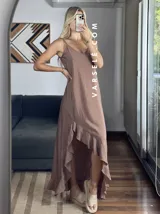 Vestido largo color marrón con breteles finos y volados asimétricos en el ruedo.