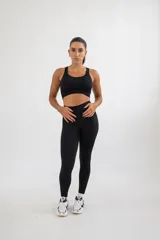 Calza larga color tostado, de tiro alto y corte ajustado.