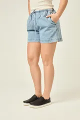 Championes slip-on negros de cuero graneado, con elásticos laterales para un calce rápido. Tienen plantilla forrada en cuero y suela fina, flexible y plana (zero drop).