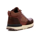 Bota casual de hombre estilo urbano, confeccionada en una combinación de cuero y paneles de malla técnica. Presenta cordones reforzados, cuello acolchado para mayor confort y una suela de goma dentada con entresuela en contraste.