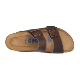 Sandalia Birkenstock modelo Arizona con dos correas ajustables de cuero aceitado, plantilla anatómica de corcho y suela de goma.