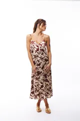 Vestido midi color crema con estampado floral en tonos borgoña, de breteles finos y escote en V.