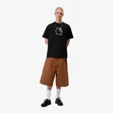 Remera blanca Carhartt WIP de manga corta y corte holgado, con estampa frontal en negro con diseño de alambre de púa formando la letra C.