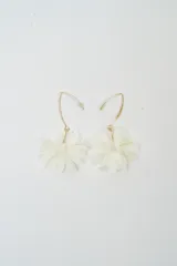 Caravanas colgantes con gancho dorado y detalle de flor de tela en color crema.