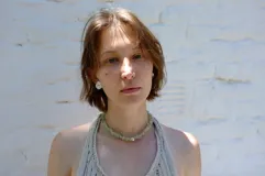 Par de aros de plata 925 con textura trabajada a mano y cierre mariposa.