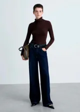 Jersey de punto fino con diseño acanalado, corte ajustado, cuello alto y manga larga.