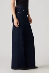 Jean de mujer azul oscuro, de corte recto y tiro alto.