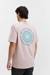 Remera manga corta color rosa con estampado de texto en el pecho.