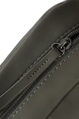 Bandolera negra de cuero vegano, con correa larga regulable y bolsillo frontal con cierre.