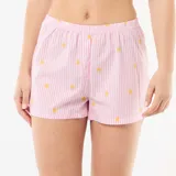 Pantalón corto de pijama rosado con rayas blancas y estampado de solcitos amarillos, con cintura elástica y botones frontales.