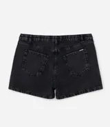 Short mom de jean color negro con lavado marmolado, cintura alta y calce holgado, con bolsillos funcionales y cierre frontal con botón y cremallera.