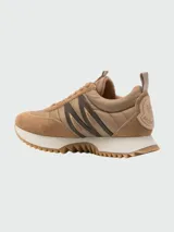 Zapatillas de ante Pacey de Moncler en tonos neutros como blanco, beige y tostado. Presentan una combinación de texturas con inserciones de gamuza y detalles laterales característicos de la marca.