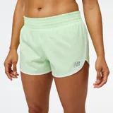 Short deportivo New Balance Accelerate de dama, color verde claro con ribetes blancos, cintura elástica y calza interior.