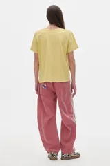 Remera color crudo de algodón lavado, con cuello redondo, manga corta y corte oversized.