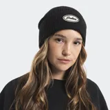 Gorro tipo beanie tejido en punto acanalado, con parche ovalado bordado en la parte frontal que incluye el logo de la marca.