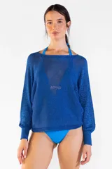 Sweater de tejido de punto metalizado color azul, de escote bote, mangas largas con puños ajustados y diseño holgado.