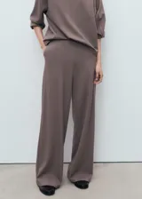 Pantalón de corte recto y largo, color marrón, con cintura elástica sin cierre y bolsillos laterales.