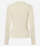 Suéter de punto canelado color beige, con cuello alto y manga larga. Presenta un diseño ajustado al cuerpo, confeccionado en una mezcla de viscosa, poliéster y poliamida.