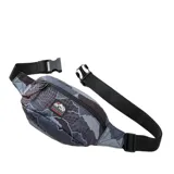 Riñonera Rip Curl con diseño de camuflaje abstracto en tonos grises y negros. Cuenta con cierre frontal, correa ajustable y parche con el logo de la marca en el centro.