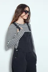 Remera de manga larga con diseño de rayas horizontales en color verde y blanco, de calce ajustado al cuerpo y cuello redondo.