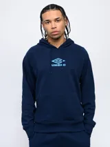 Canguro Umbro de felpa con capucha y cordones ajustables. Presenta el logo de la marca bordado en el pecho en color celeste y bolsillo frontal tipo canguro.