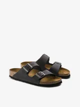 Sandalias Birkenstock Arizona negras de cuero nobuck engrasado, con dos correas ajustables con hebillas metálicas plateadas y plantilla anatómica de corcho y látex cubierta de ante.