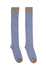 Calcetines de caña alta confeccionados en tejido de algodón con acabado brillante de glitter y textura acanalada.