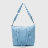 Bolso tipo tote de diseño acolchado con costuras horizontales, marca Bubba. Cuenta con doble asa de mano y una correa larga ajustable y extraíble, ambas con el logo de la marca estampado. Presenta un cierre superior y una pequeña etiqueta decorativa en el lateral.