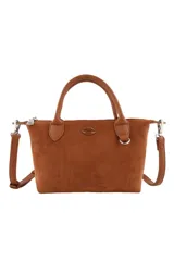 Cartera tipo bolso de mano color marrón, confeccionada en material con textura de gamuza. Presenta doble asa superior, correa larga ajustable y extraíble, y un detalle decorativo de labios en el frente junto al logo de la marca.